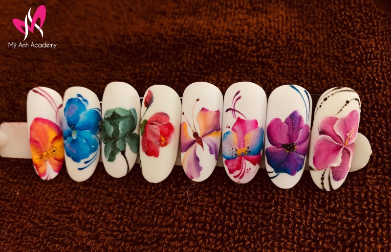 Những bước đơn giản cách vẽ hoa hướng dương trên móng tay cho các cô gái