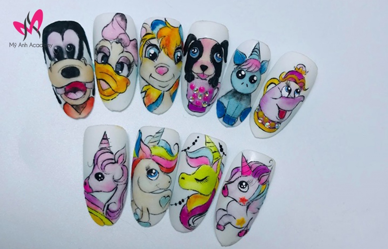 Tìm hiểu cách tạo nên những kiểu móng tuyệt đẹp và độc đáo với khoá học nail art chuyên sâu. Học cách sử dụng đồ nail và các kỹ thuật phun sơn để tạo ra các họa tiết hoa cúc, hoa ngọc lan và nhiều hình hoạt hình khác.