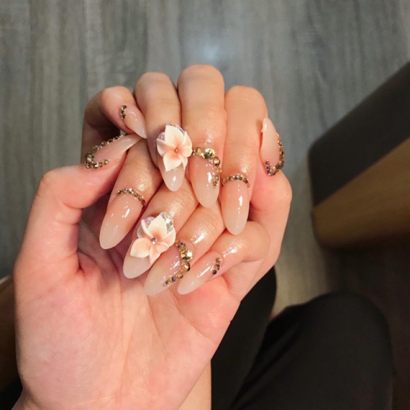 20+ Mẫu nail vẽ hoa đơn giản, sang chảnh, nhất định phải thử